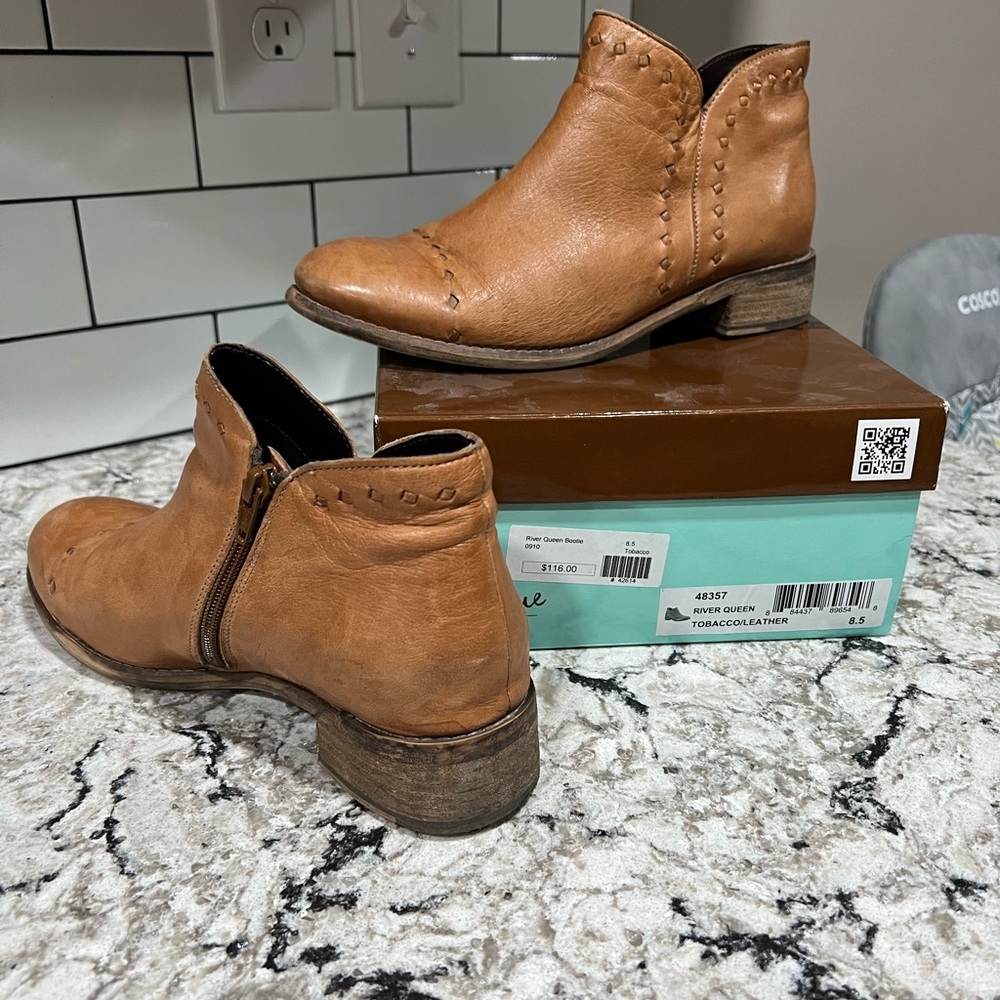 DIBA True River Queen bootie/ Tobacco leather. 8.5